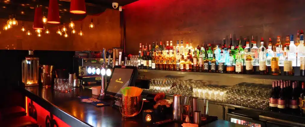 sewa mobil mudah jakarta Interior bar di Jakarta