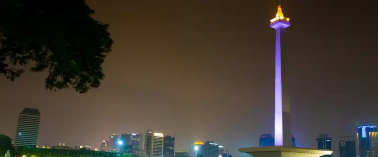 sewa mobil mudah jakarta Monas pemandangan malam Jakarta