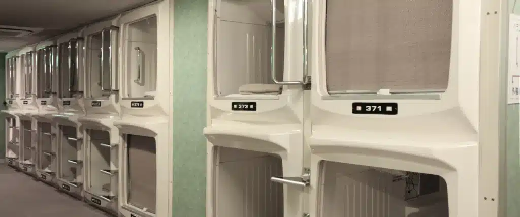sewa mobil mudah jakarta tampilan modern hotel kapsul