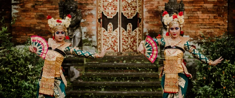 sewa mobil mudah bali tarian khas bali - kegiatan turis di Bali