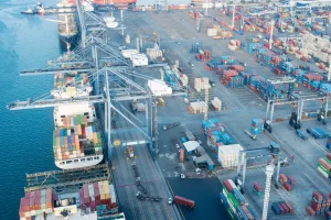 sewa mobil mudah jakarta Pemandangan Pelabuhan Tanjung Priok dari laut